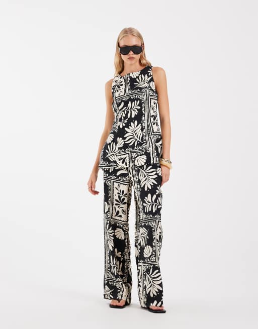 Vero Moda - Coordinato con gilet taglio lungo e pantaloni a fondo ampio a vita medio alta nero con stampa astratta di conchiglie