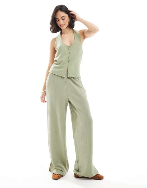 Vero Moda - Coordinato in jersey testurizzato color tè verde con pantaloni con spacco laterale e top allacciato al collo