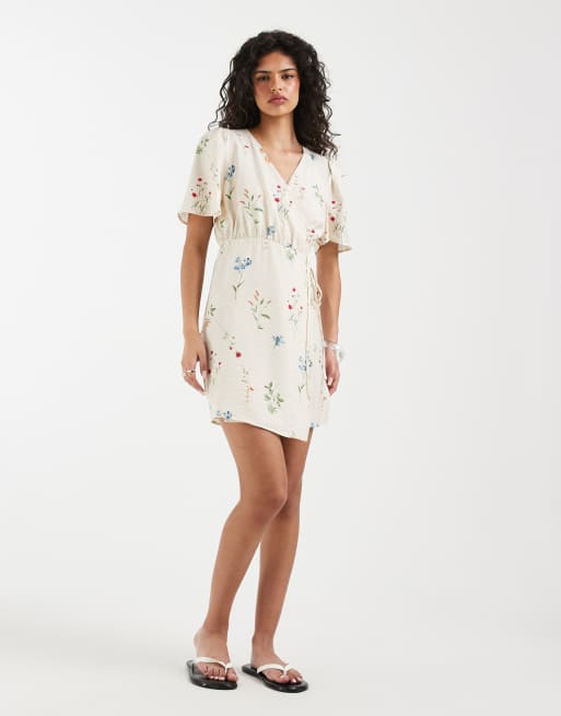 Vero Moda - Cremefarvet minikjole med slå om-design foran og blomstermønster samt flagrende ærmer, 2 af 4