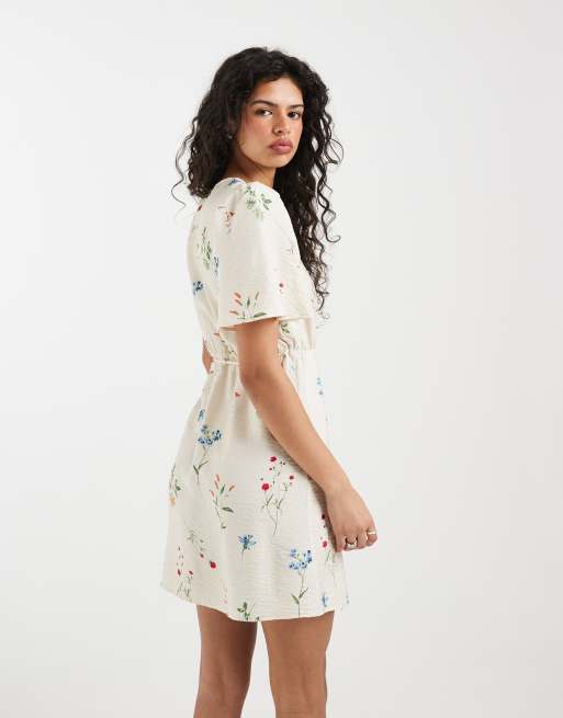 Vero Moda - Cremefarvet minikjole med slå om-design foran og blomstermønster samt flagrende ærmer, 4 af 4