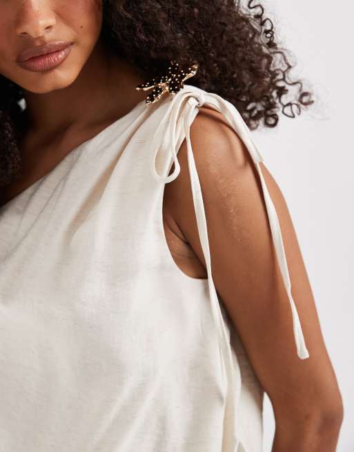 Vero Moda - Cremehvid oneshoulder-top med boblekant og brochedetalje - Del af sæt, 3 af 4