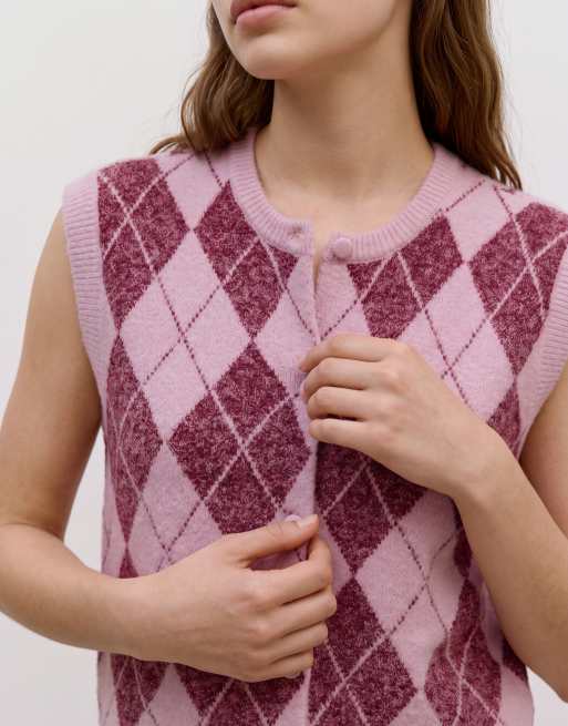 Vero Moda cropped knit vest in pink and burgundy argyle plaid print, 4 of 5