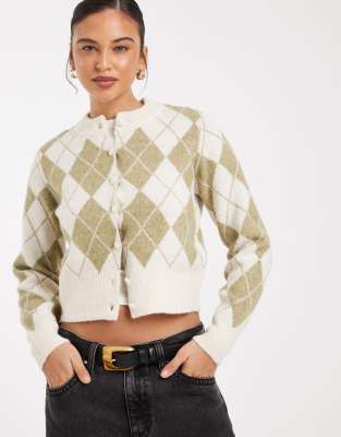 Vero Moda - Cropped-Strickjacke in Khaki mit kariertem Rautenmuster-Weiß