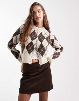 Vero Moda - Cropped-Strickjacke in Schokobraun mit kariertem Rautenmuster-Neutral