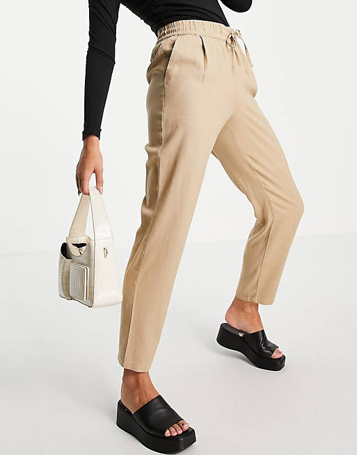  Vero Moda cropped tapered trousers in beige 