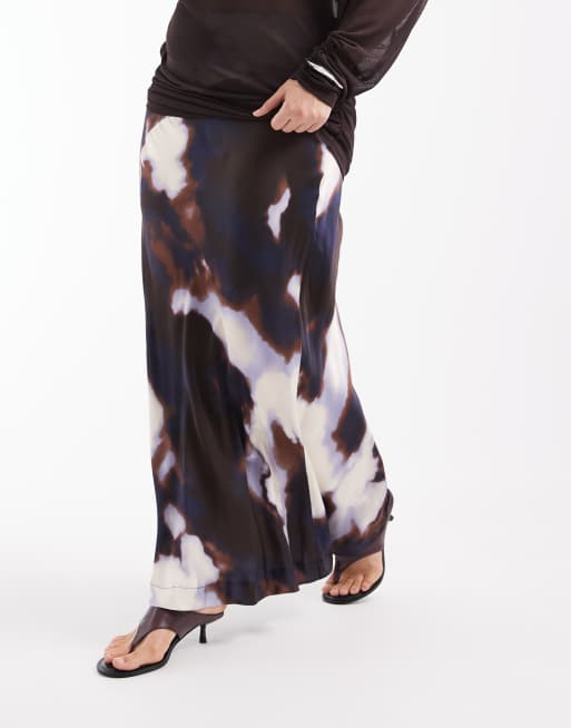 Vero Moda Curve asymmetric waist satin maxi skirt in brown watercolour print, 2 of 5