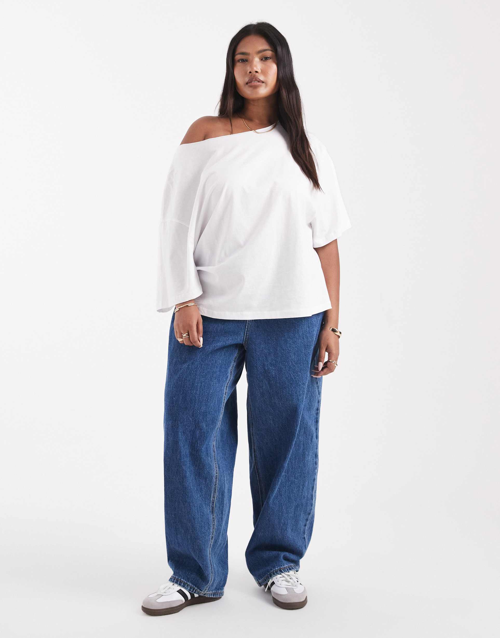 vero moda curve billie high rise barrel leg jeans in medium blue wash