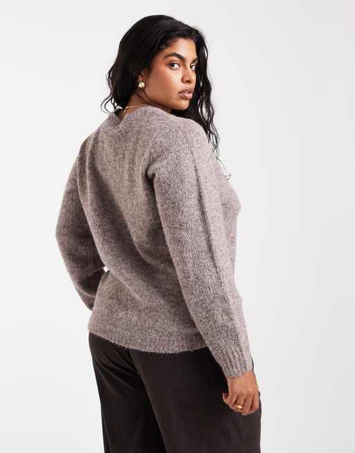 Vero Moda Curve blød, fluffy striktrøje med rund hals i fossil melange, 4 af 4