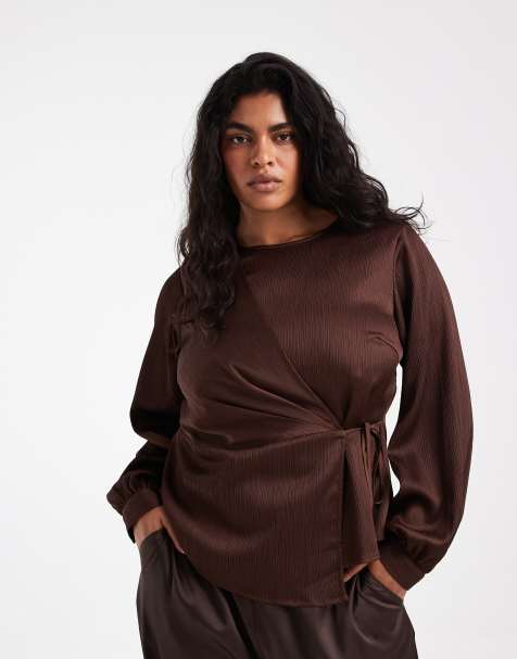Vero Moda Curve - Blusa satinada cruzada con lazo en marrón café - view 1