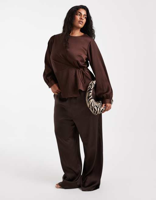 Vero Moda Curve blusa satinata avvolgente con nodo, marrone caffè, 2 di 4