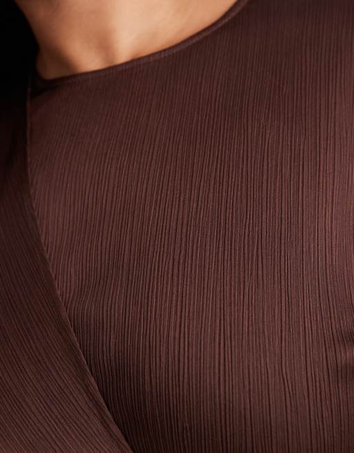 Vero Moda Curve blusa satinata avvolgente con nodo, marrone caffè, 3 di 4