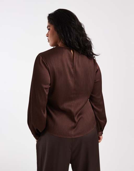 Vero Moda Curve blusa satinata avvolgente con nodo, marrone caffè, 4 di 4
