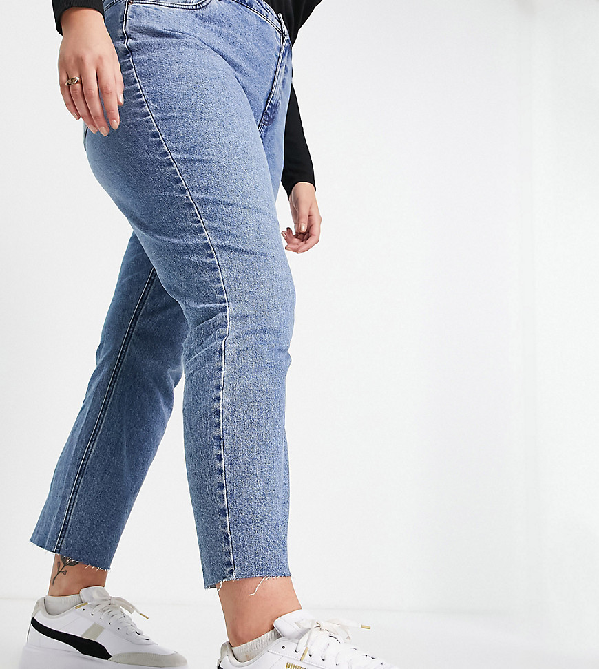 Plus-size jeans by Vero Moda Treat your lower half High rise Belt loops Five pockets Branded patch to reverse Raw-cut hem Straight fit
