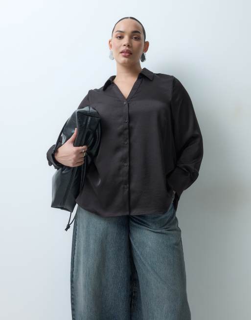 Vero Moda Curve camisa de manga larga de satén del conjunto en marrón chocolate, 3 de 5