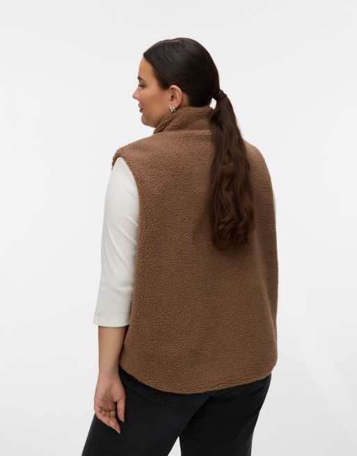 Vero Moda Curve chaleco teddy en fossil, 2 de 5