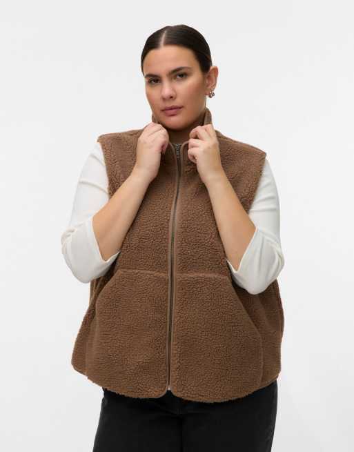 Vero Moda Curve chaleco teddy en fossil, 3 de 5
