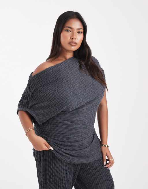 Vero Moda Curve – Ciemnoszary fakturowany top dżersejowy z odkrytym ramieniem i drapowaniem, część zestawu