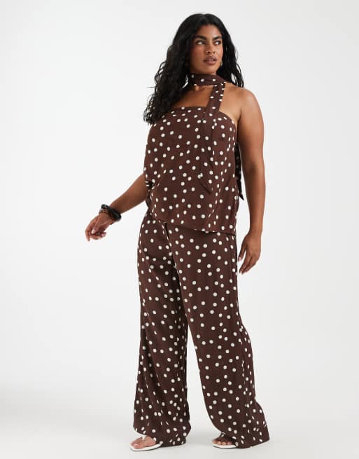 Vero Moda Curve - Coordinato con top a fascia con foulard e pantaloni a fondo ampio color cioccolato e bianco a pois