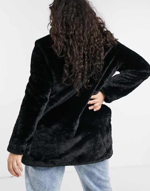 Vero Moda Curve – Czarny płaszcz ze sztucznego futra, 2 z 4