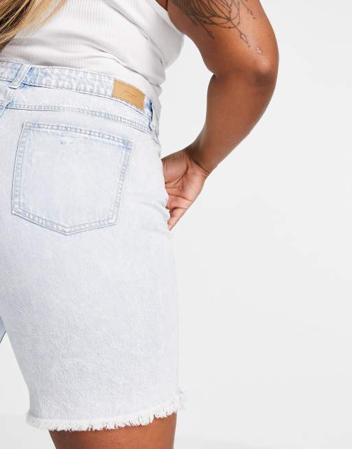 Vero Moda Curve - Denim short met lange pasvorm en distressed zoom in bleekwassing, 3 van 4