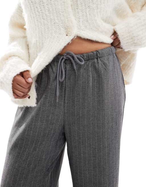 Vero Moda Curve drawstring waist wide leg dad pants in grey marl pinstripe, 4 of 5