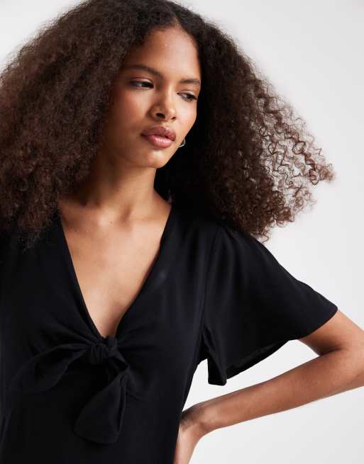 Vero Moda Curve – Easy Joy – Kurzärmliges Minikleid in Schwarz mit Schleife auf der Vorderseite, 3 von 4