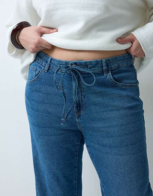 Vero Moda Curve Flora high rise straight leg jeans with belt in medium blue denim, 2 of 5