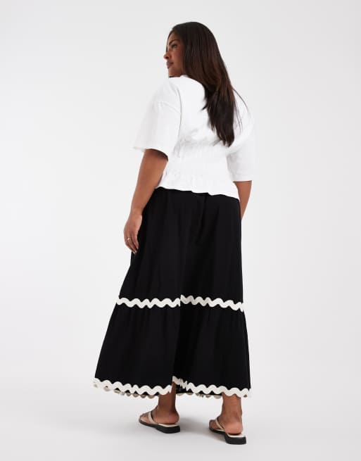 Vero Moda Curve full tiered maxi skirt with contrast scallop trim in black, 2 of 5