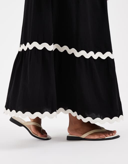 Vero Moda Curve full tiered maxi skirt with contrast scallop trim in black, 3 of 5