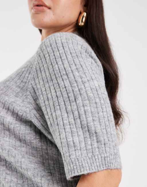 Vero Moda Curve – Geripptes, kurzärmliges Strickoberteil in Grau meliert, Kombiteil, 3 von 4