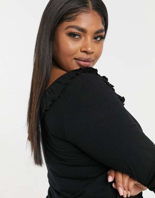 Vero Moda Curve – Geripptes Oberteil mit weitem Ausschnitt und Rüschen, in Schwarz, 3 von 4