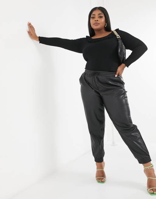Vero Moda Curve – Geripptes Oberteil mit weitem Ausschnitt und Rüschen, in Schwarz, 4 von 4