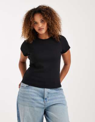 Vero Moda Curve - Geripptes T-Shirt in Schwarz mit Rundhalsausschnitt