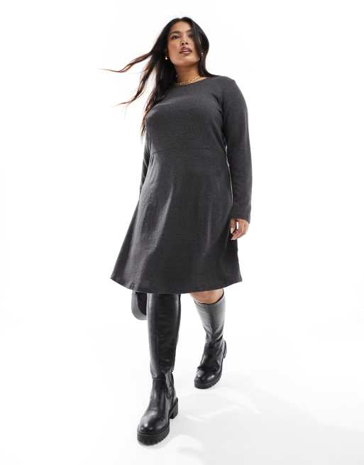 Vero Moda Curve – Gestricktes, kurzes Skater-Kleid in Schwarz 