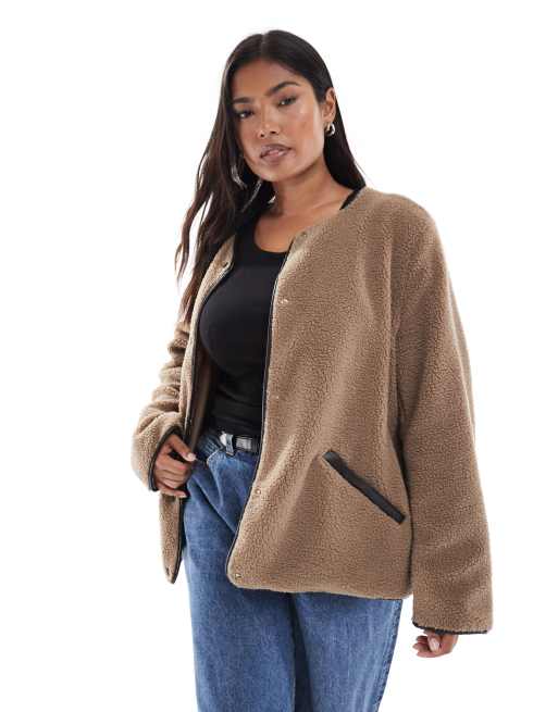 Vero Moda Curve - Giacca leggera beige in peluche con dettagli a contrasto        