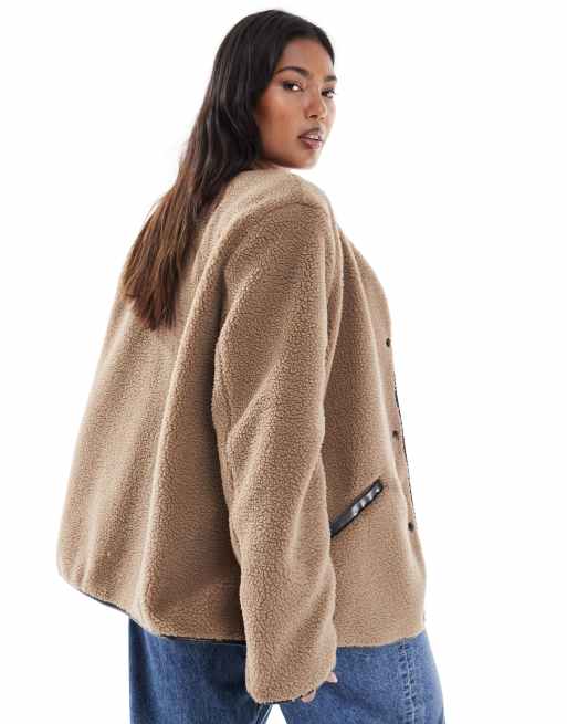 Vero Moda Curve - Giacca leggera beige in peluche con dettagli a contrasto        , 3 di 4