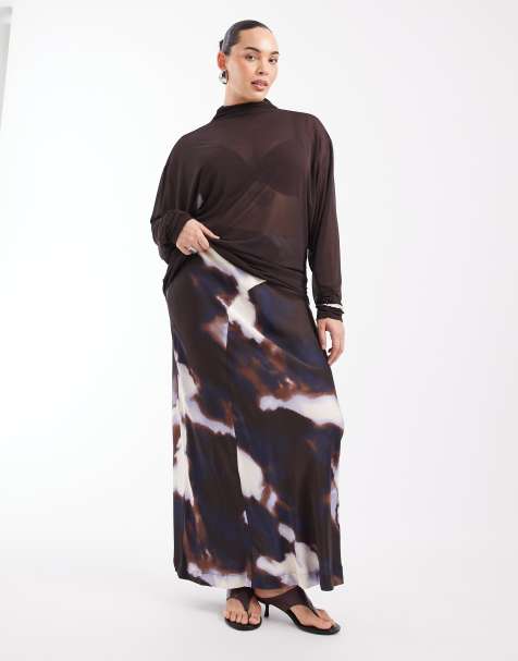 Vero Moda Curve gonna lunga in satin con vita asimmetrica e stampa acquerello marrone - view 1