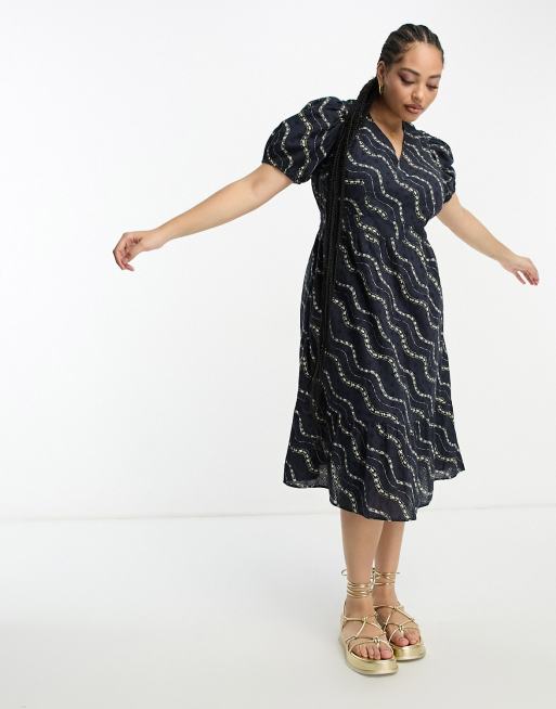 Vero Moda Curve – Granatowa sukienka midi z falbanką i kokardką na plecach w kwiatowy wzór