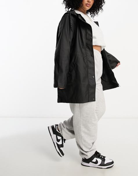 Vero Moda Curve – Gummierter Regenmantel mit Kapuze in Schwarz - view 1