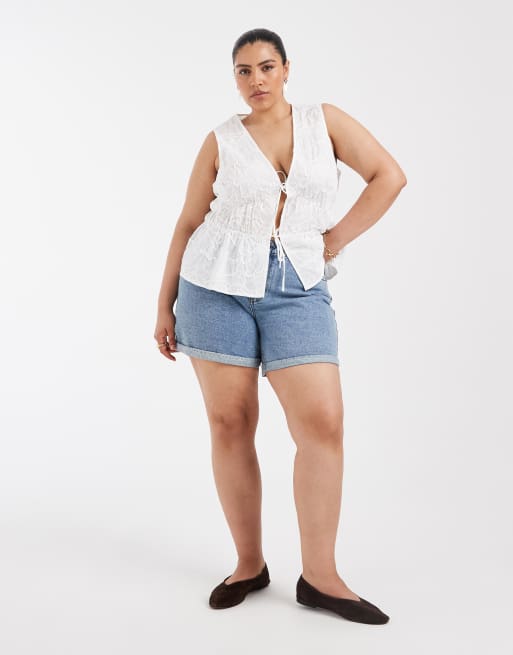 Vero Moda Curve high rise loose fit denim shorts in medium blue wash, 2 of 5