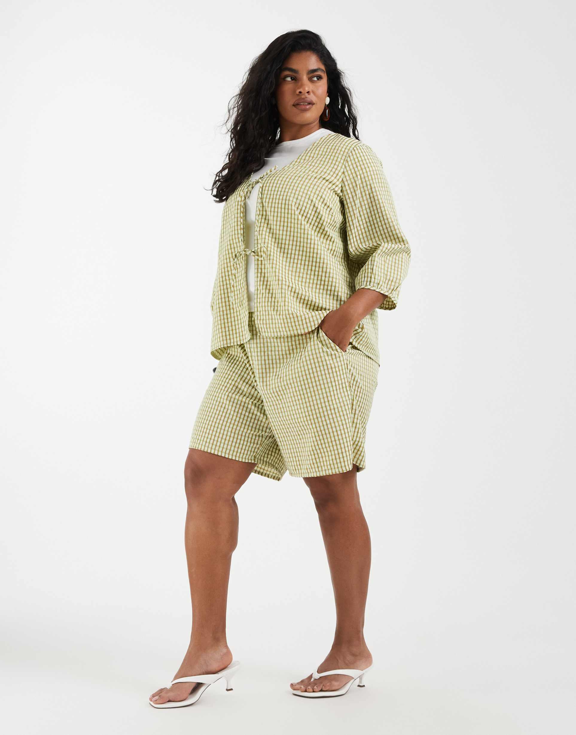 vero moda curve high rise shorts in green gingham print - part of a set