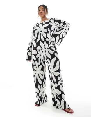 Vero Moda Curve Vero Moda Curve high waist wide leg plisse trouser in monochrome floral print-Black