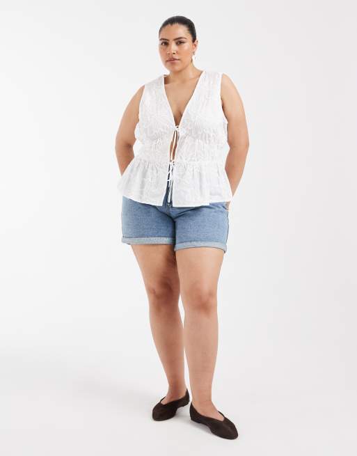 Vero Moda Curve - Hvid bluse med peplum-kant, bindebånd foran og blomsterbroderier, 3 af 4