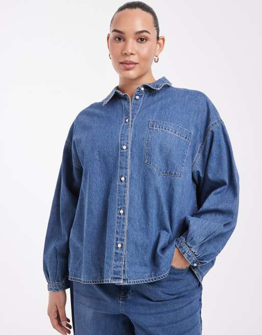 Vero Moda Curve jeansskjorta med knappar i mellanblå denim, 2 av 4