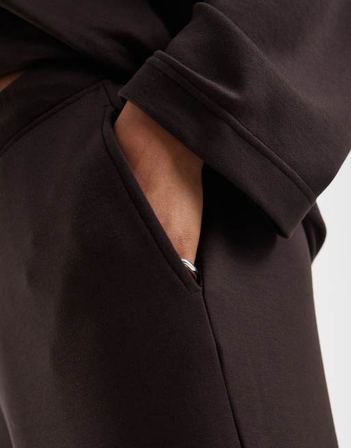 Vero Moda Curve jogger coordinato con vita annodata e gamba ampia in marrone cioccolato, 4 di 5