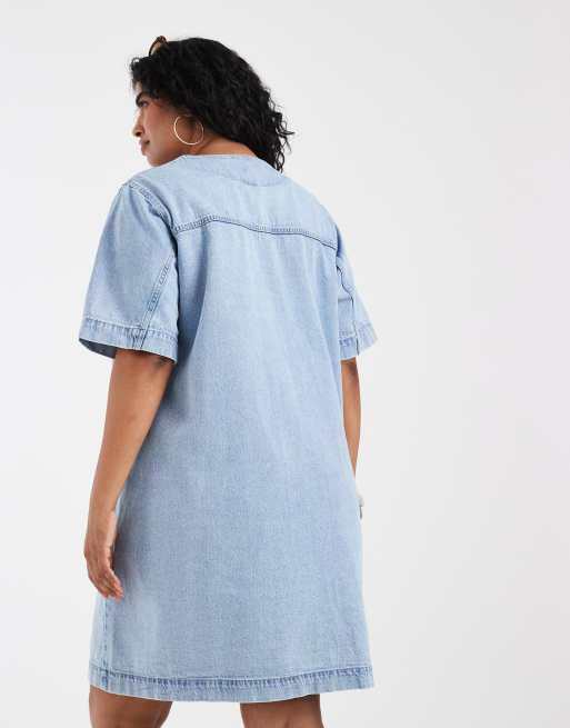 Vero Moda Curve - Kortærmet minikjole med knapper foran i denim i lyseblå vask, 4 af 4