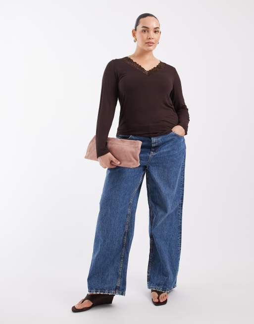Vero Moda Curve langärmliges Oberteil mit Spitzendetails und V-Ausschnitt in Schokobraun, 3 von 4