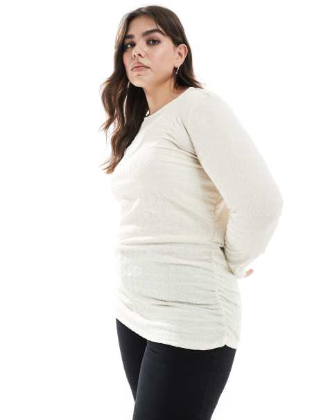 Vero Moda Curve – Langärmliges, strukturiertes Oberteil in Cremeweiß mit Raffung - view 1