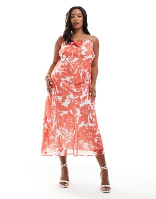 Vero Moda Curve - Langes Trägerkleid mit rotem Blumenprint und Wasserfallausschnitt