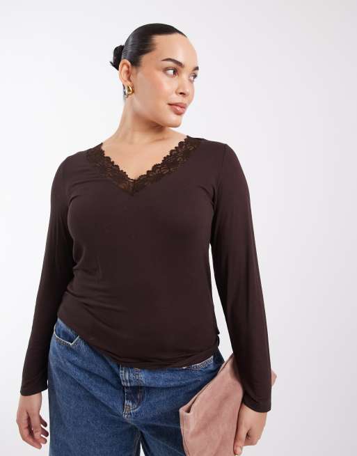 Vero Moda Curve langærmet top med blondedetalje og v-hals i chokoladebrun, 2 af 4